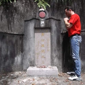 Sifu Yuri alla tomba di Grand Master Ip Man