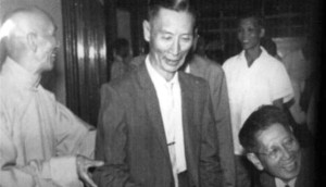 GM Ip Man tiene per mano GM Chu Chung Man e sorride a GM Tang Yik